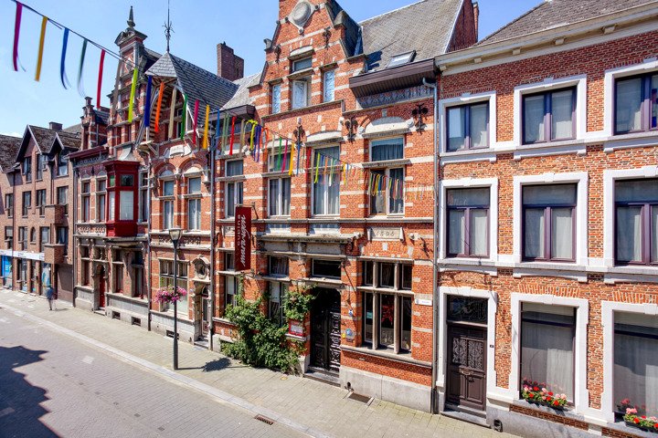 Commerciële ruimte te  koop in Turnhout 2300 785000.00€  slaapkamers 390.00m² - Zoekertje 148801